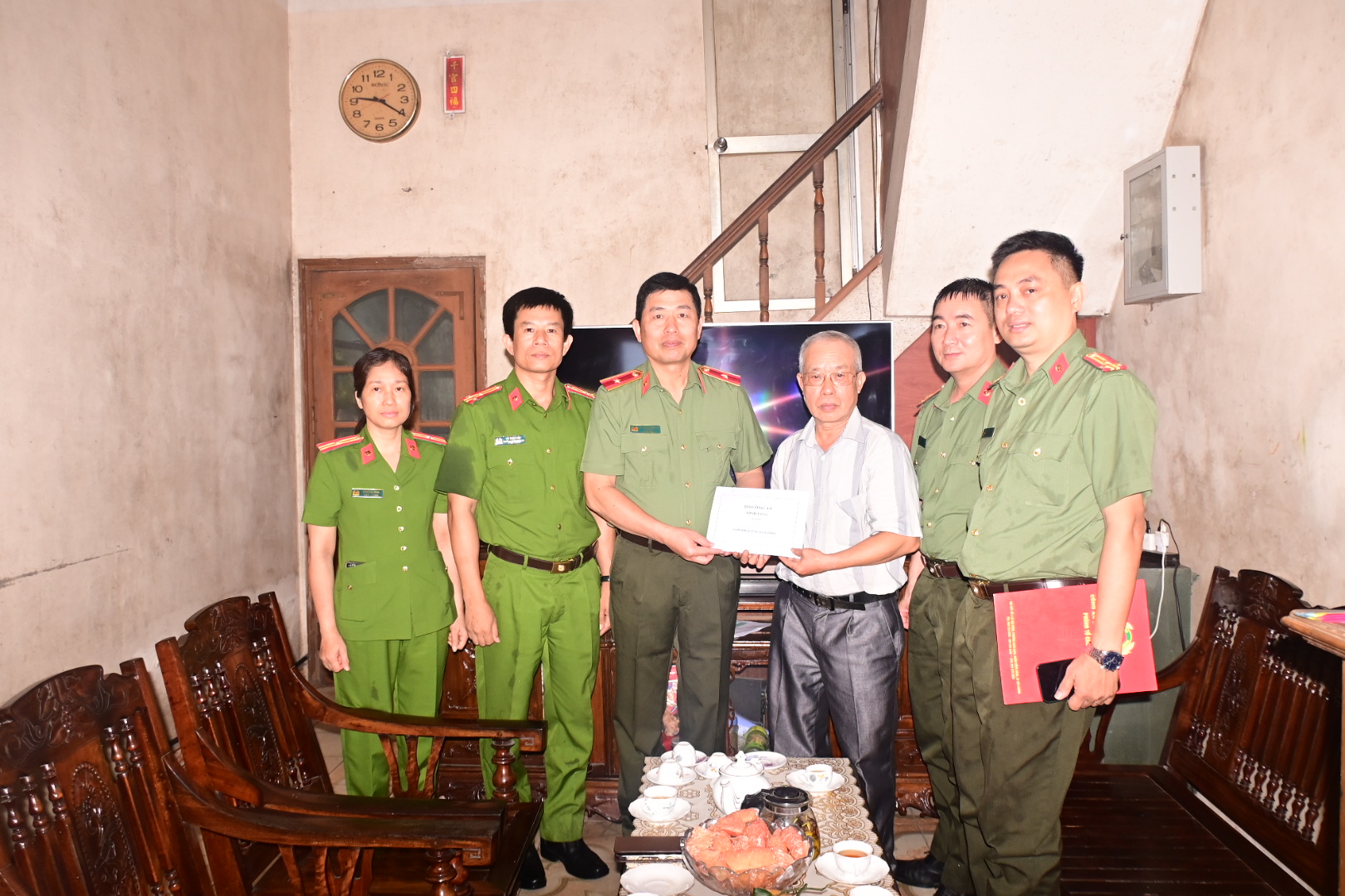 Giám đốc CATP thăm, tặng quà gia đình chính sách nhân kỷ niệm 70 năm Chiến thắng Điện Biên Phủ